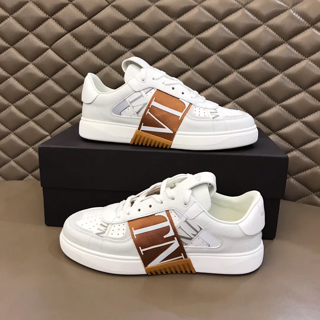 p440 "Valentin*" new spring and summer calfskin lace-up sneakers. No man should be able to refuse these shoes. The classic color scheme is so handsome! Purchase a high-precision replica of the original version to instantly sell off the market currency! 6 VLTN logo rubber effect straps - Valentino Garavani Logo printed on the back and tongue, all materials are customized to ensure quality! Size: 38-44